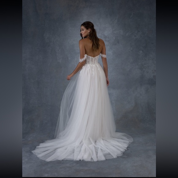 Tara Lauren the Layla Wedding Gown size 6 - Picture 8 of 9